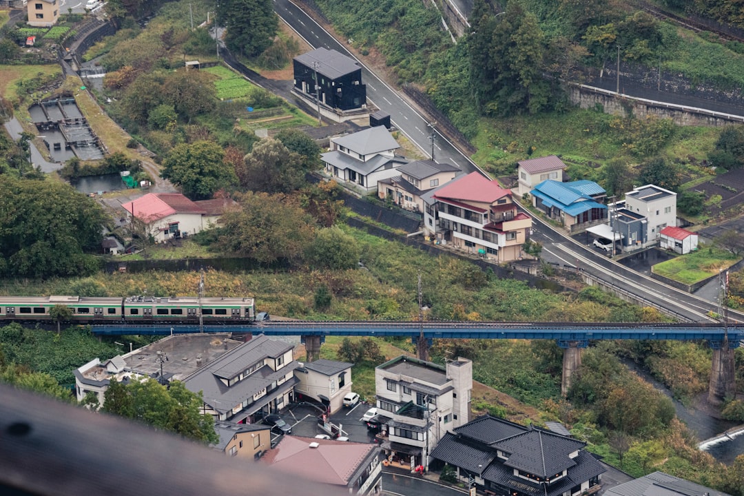 Villages de Montagne au Japon Accessibles en Train : Guide Complet pour une Échappée Authentique