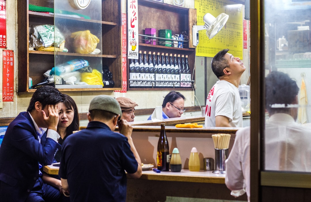 Etika Minum Sake di Izakaya Jepang: Panduan Lengkap untuk Wisatawan