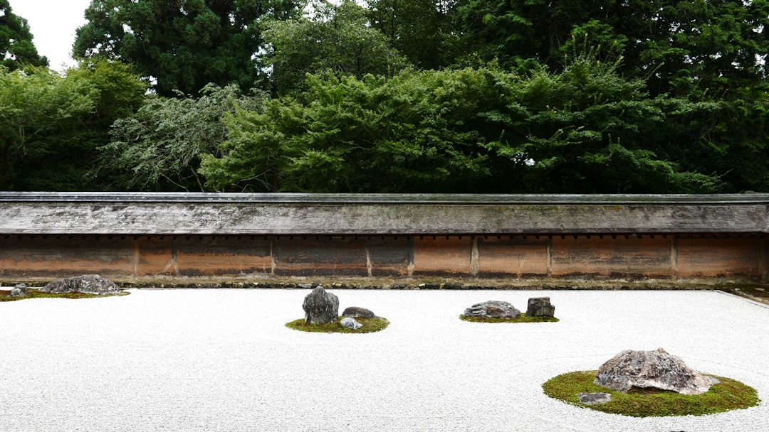 Ryokan Kyoto dengan Taman Zen Tradisional: Panduan Lengkap untuk Pengalaman Menginap Autentik