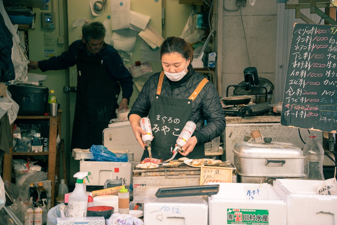 Wisata Sarapan Seafood di Tsukiji Outer Market: Panduan Lengkap untuk Pencinta Kuliner Laut Jepang