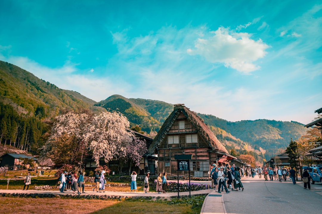 Wisata Desa Tradisional Shirakawa-go Jepang: Pesona Rumah Gassho-zukuri yang Mendunia